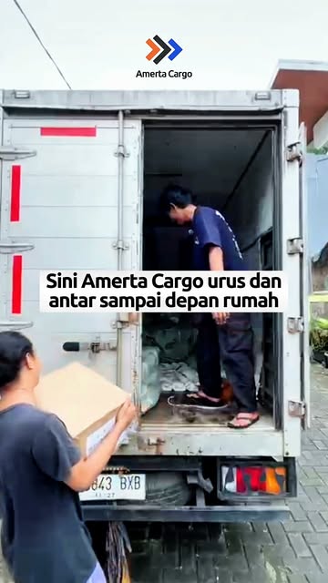 Tim Amerta Cargo menangani paket di kendaraan operasional