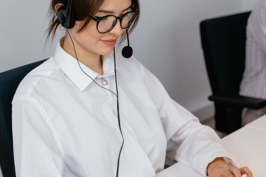 Customer service membantu konsultasi pengiriman