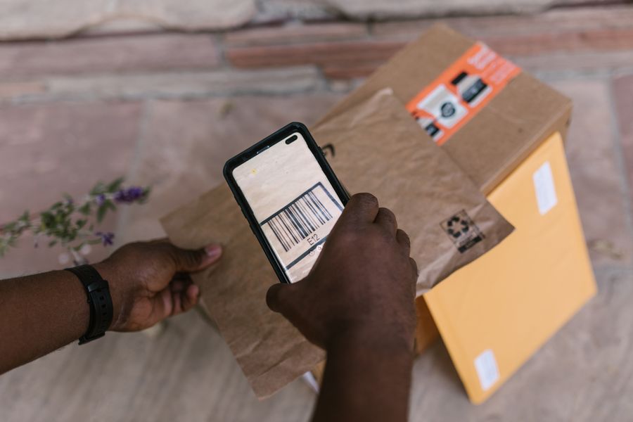Pemindaian barcode untuk memantau proses paket